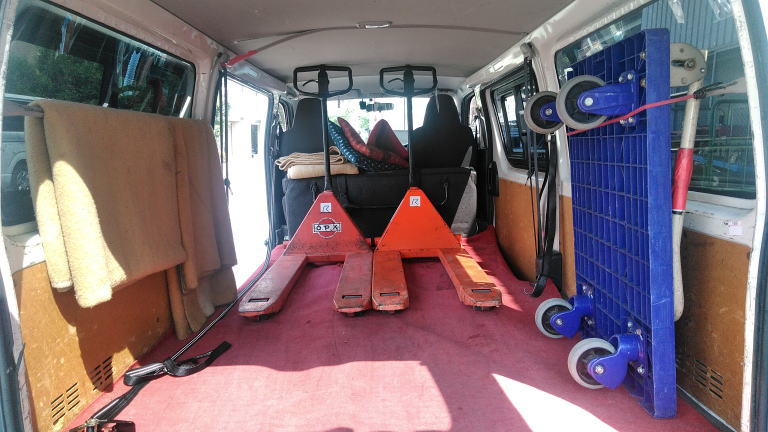 ハンドリフトAをハイエースに2台積み込んだ様子