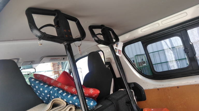 ハンドリフトAをハイエースに2台積み込んだ様子