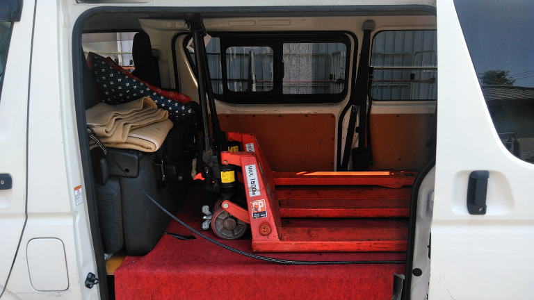 ハンドリフトAをハイエースに2台積み込んだ様子